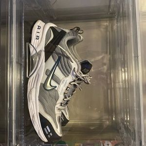 Men’s size 10 vintage air max’s.